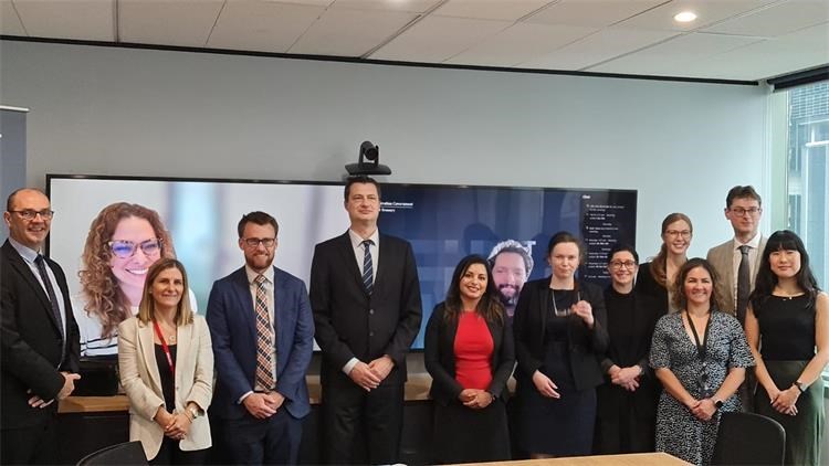 Slika Članovi hrvatske delegacije: Dalibor Legac, Andreja Sertić Tomiček, Željko Martinović
Članovi australske delegacije: Ronita Ram, Lynna Cortes Rueda, Livia Leite Baron Gonzaga, Chrisbert Gonsalves, Imogen Aitken, James Peters, Sarah Byrne, Vicky Gao, Aliso