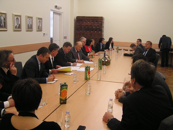 Slika /slike/galerija/POTPISIVANJE_UGOVORA_63.2014/140306a.jpg
